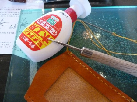 千枚通しに木工ボンドを縫い目の中に押し込み糸止め