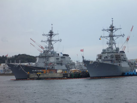 イージス艦ジョン・S・マケインとミサイル駆逐艦マッキャンベル