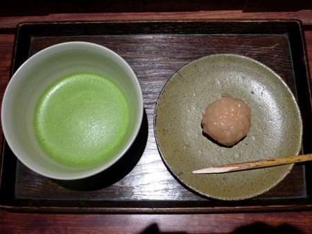 薄茶を京都塩芳軒製栗鹿子で