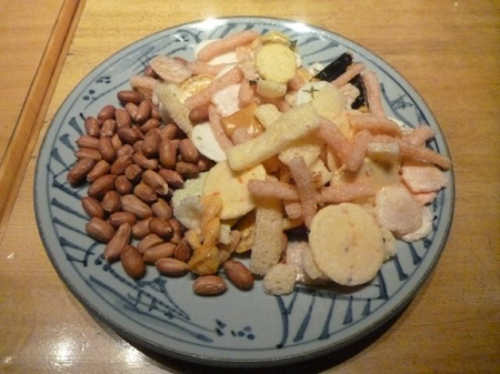 北千住:加藤煎豆店のエビセンと落花生。