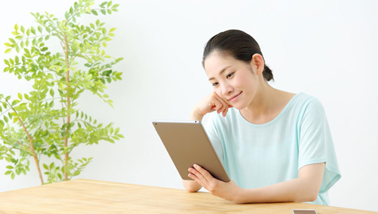 iPadを見る女性