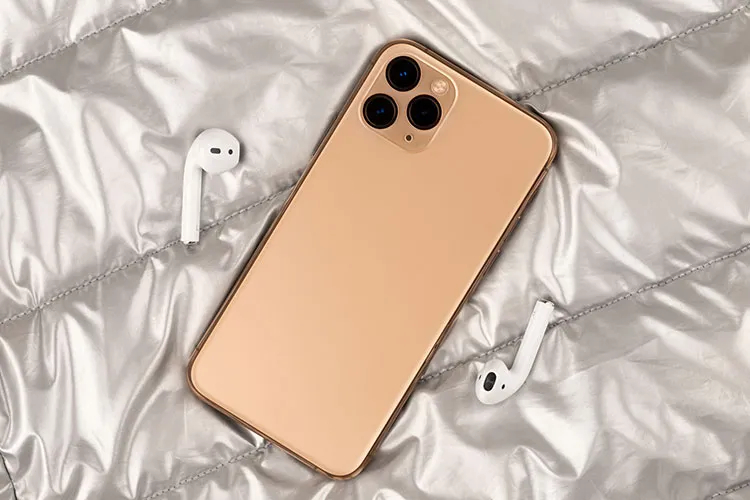 背面向きに置いたiPhoneとAirPods 